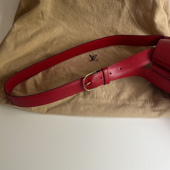 Authentic like new Louis Vuitton epi sac D’Epaule GM red castillan with wallet. - Picture 6 of 14